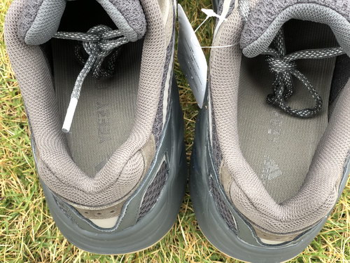 authentic ad*s Y**zy 700 v2 static black-005