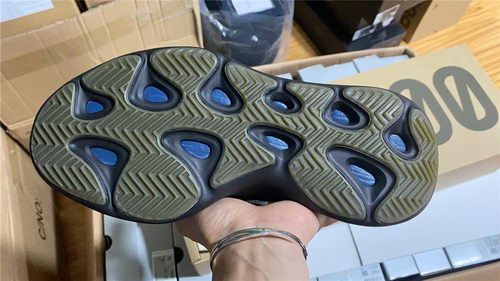 ad*s Y**zy 700 v3 “eremiel”