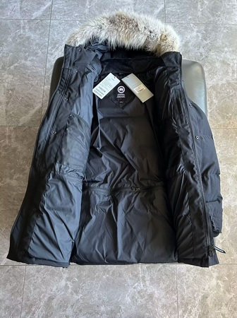 Canada Goose Coat (black)-221