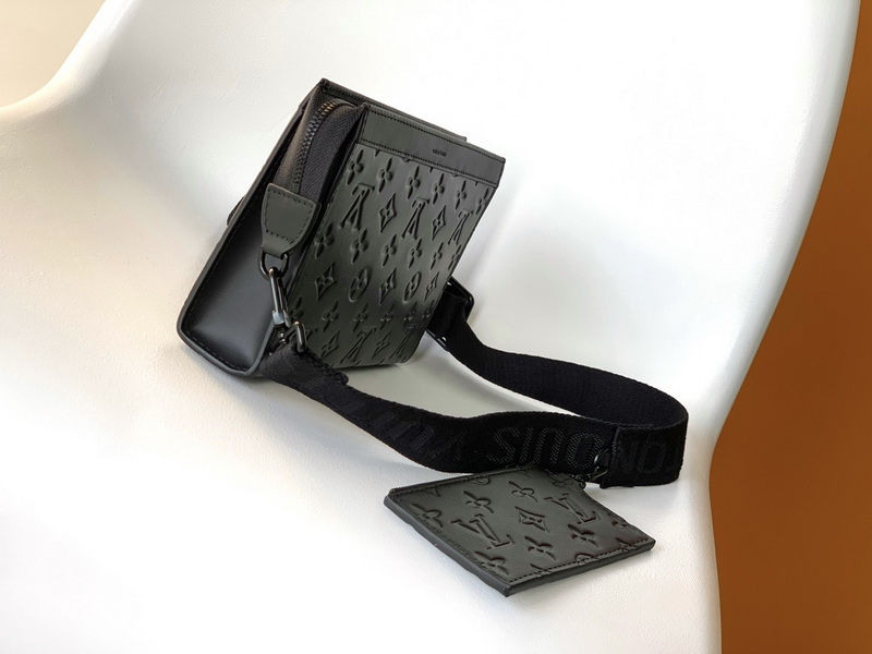 LV Handbags AAA(Men)-282