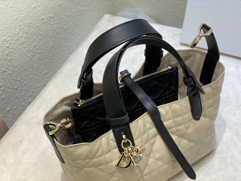 Dior Handbags AAA(Women)-566
