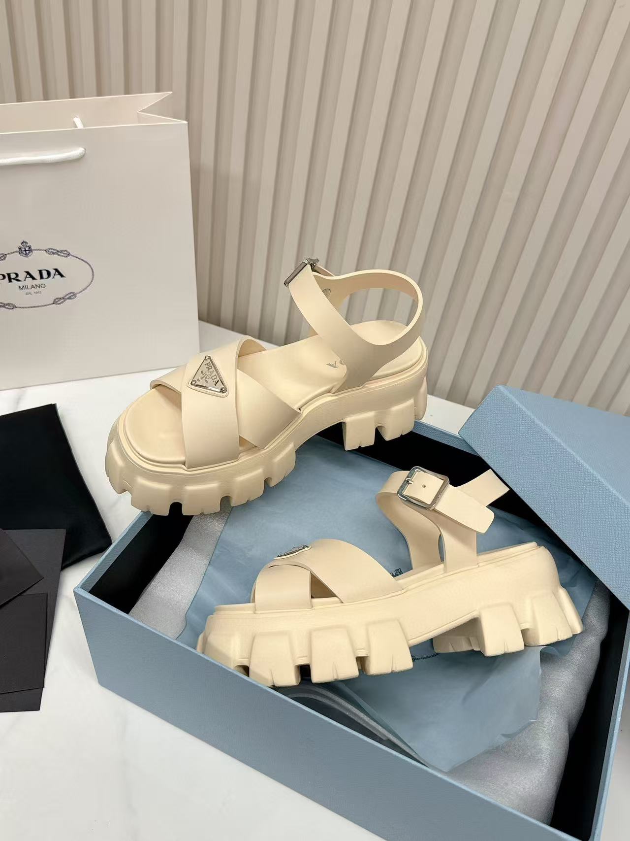 Pra*a slippers women(aaa)-019